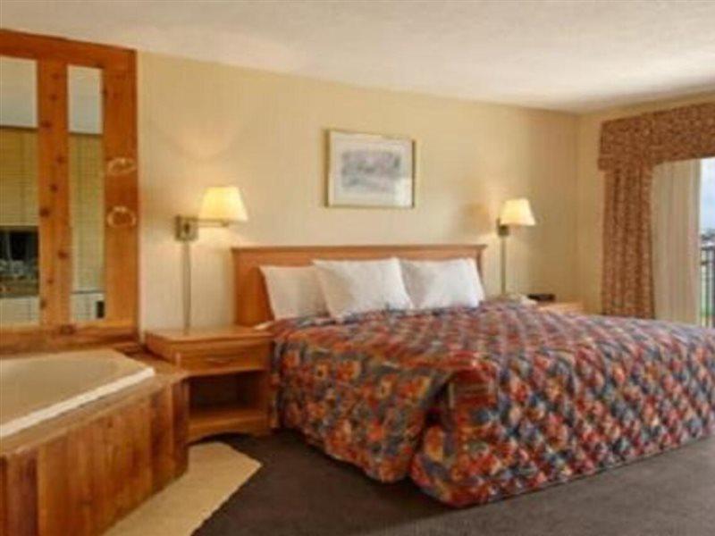Motel Days By Wyndham Mackinaw - Lakeview