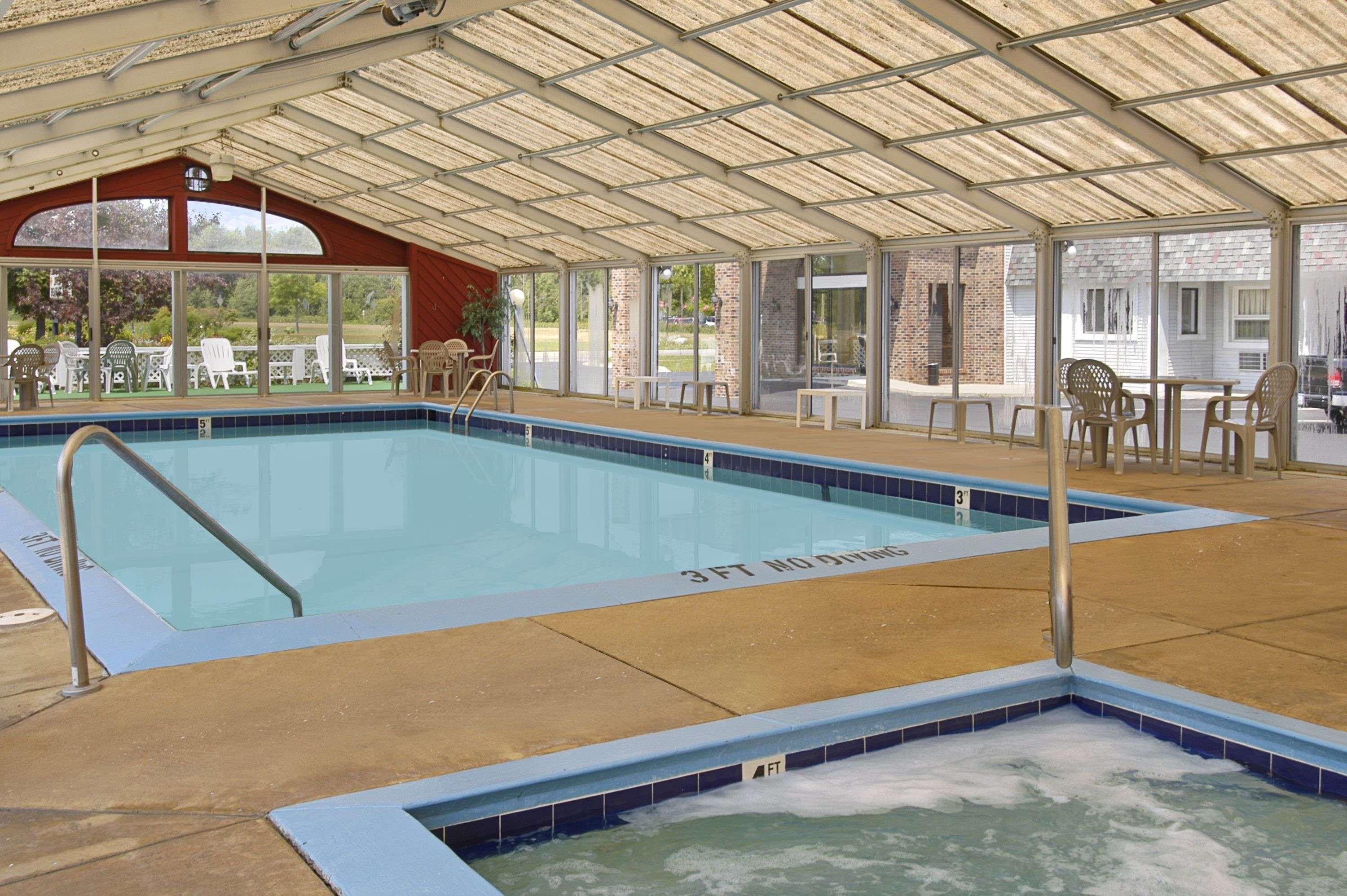 Motel Days By Wyndham Mackinaw - Lakeview