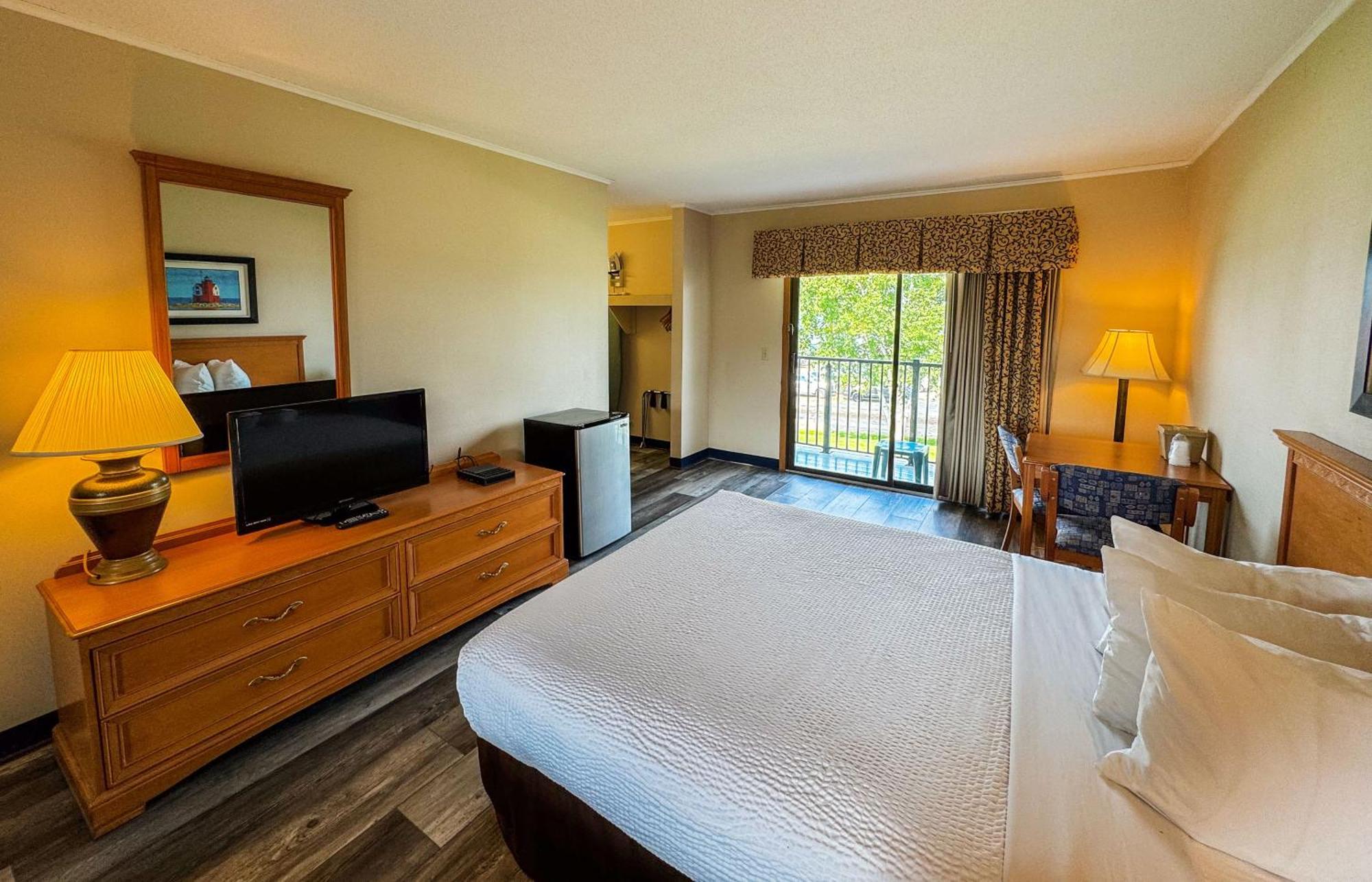 Motel Days By Wyndham Mackinaw - Lakeview